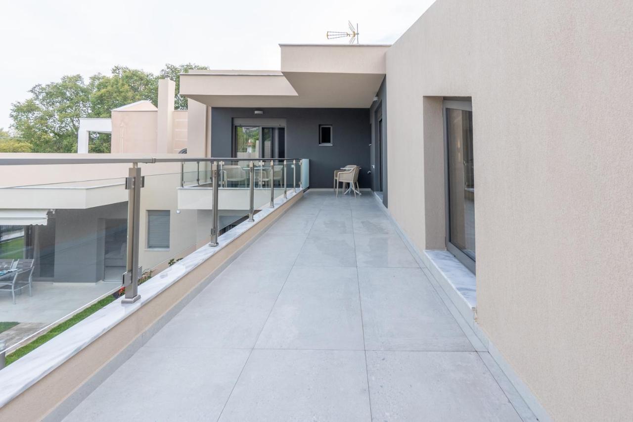 3 Doors Villas Nea Iraklitsa Exterior photo